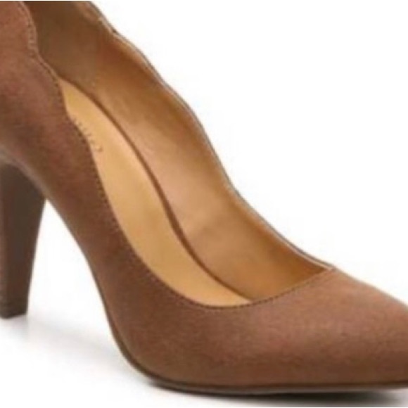 Crown Vintage “Alexandria” Tan Pumps - Picture 5 of 5